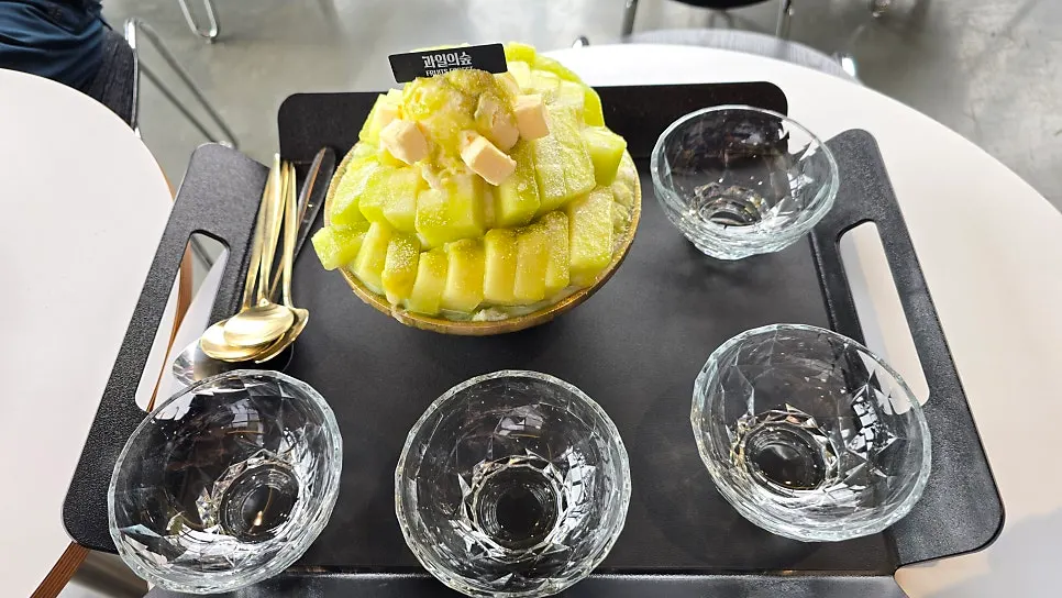 테이블에 놓인 멜론빙수 한 그릇