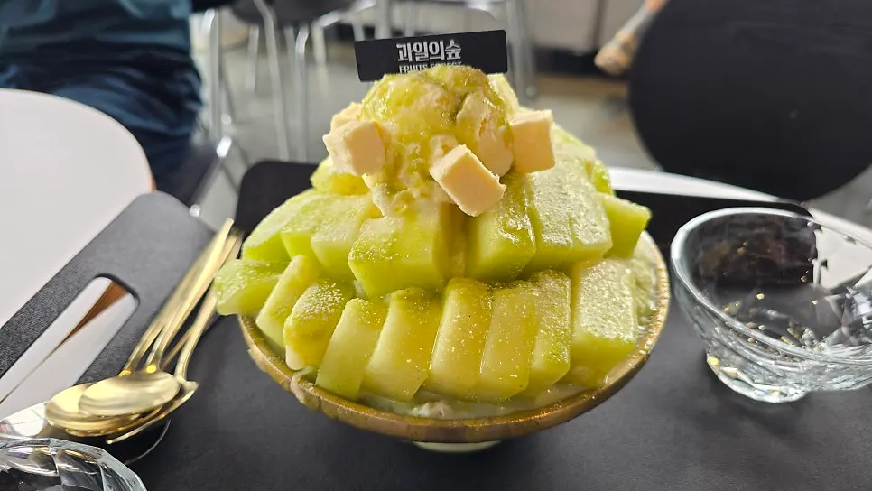 큼직한 멜론이 올라간 멜론빙수 비주얼
