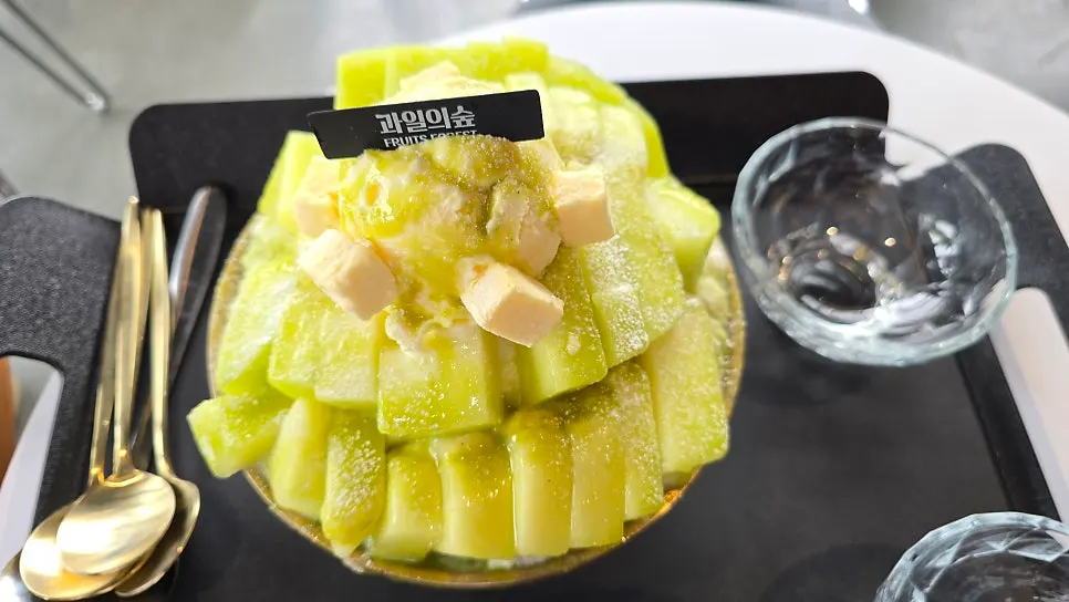 숟가락에 올린 멜론 조각