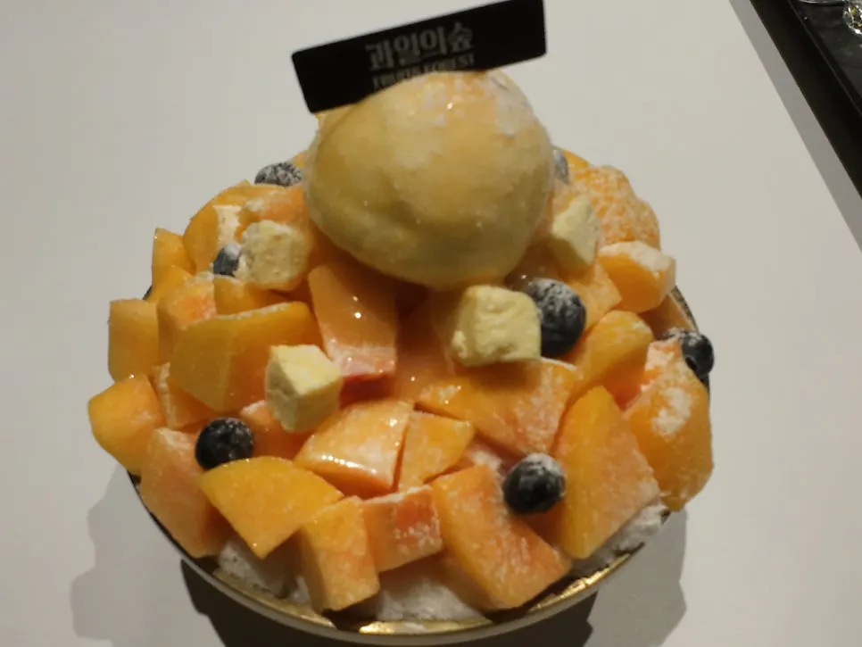 Peach bingsu generously topped with peaches