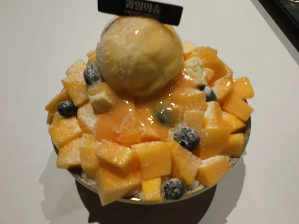 Fruit bingsu with sweet peaches
