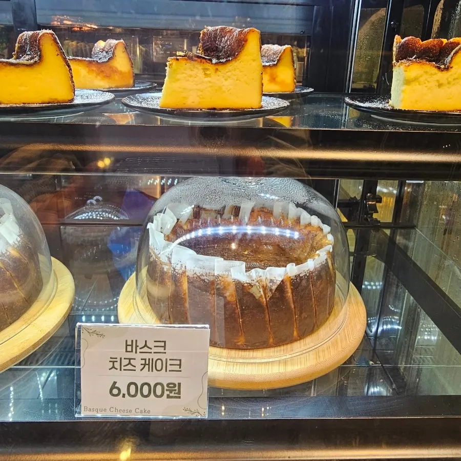 케이크와 베이커리가 진열된 디저트 쇼케이스