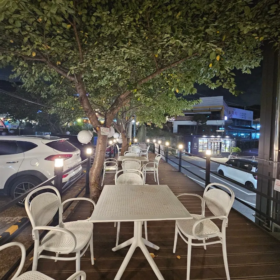 조명이 켜진 밤의 심학산 맛집 거리