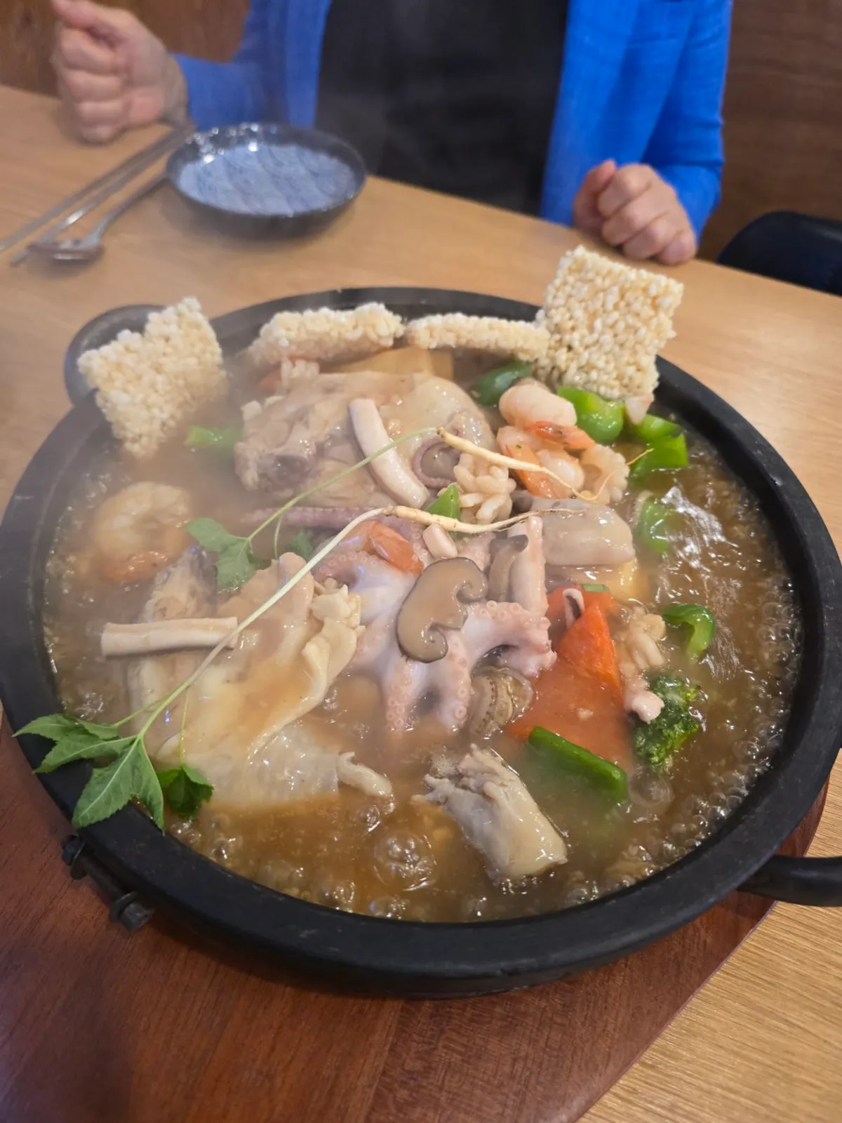 돌판에 끓여져 나온 삼계해물누룽지탕