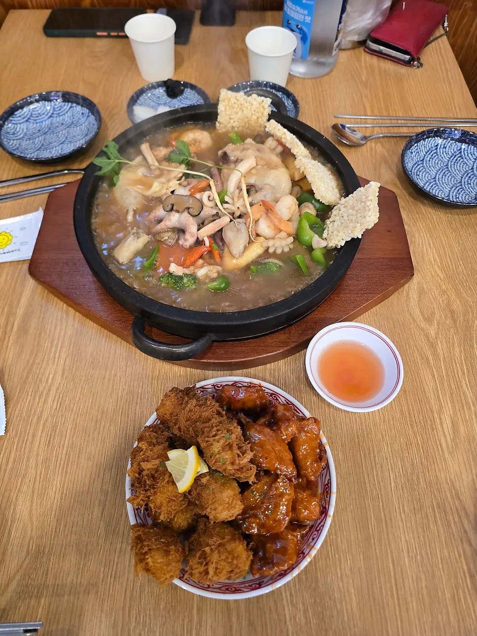 해물이 올라간 삼계해물누룽지탕 클로즈업