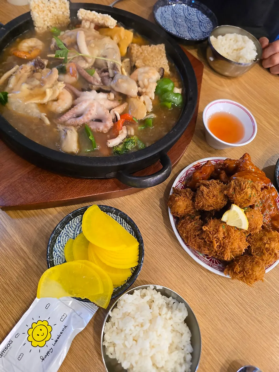 밥과 함께 먹는 누룽지탕 한 그릇