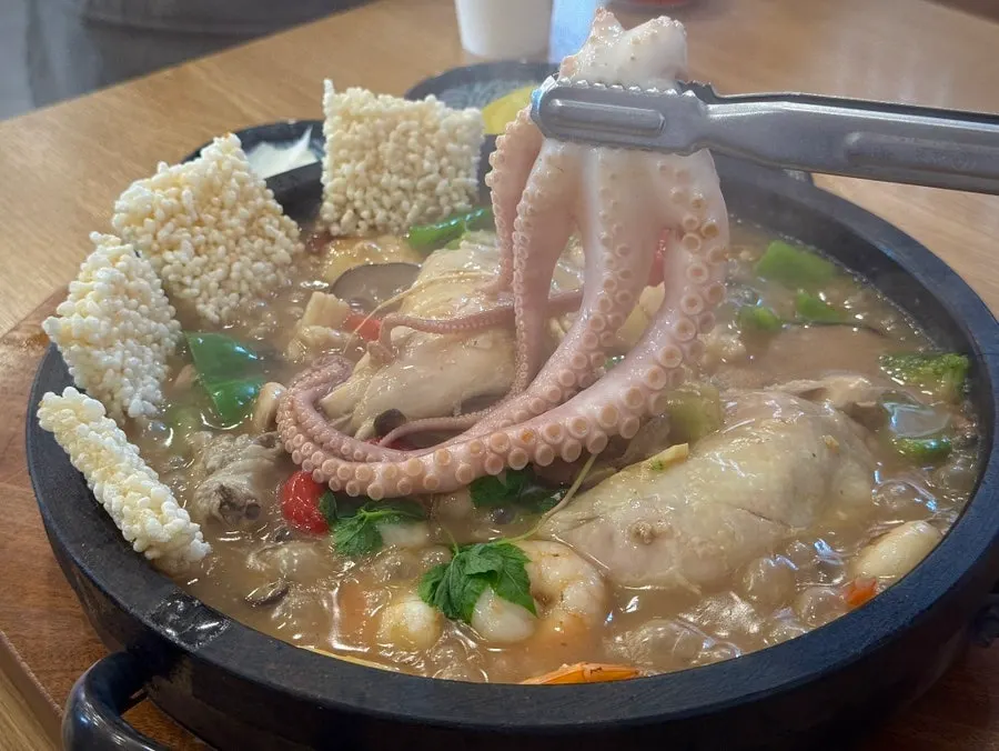 Closing shot of Dolpanseok Jjamppong Paju Simhaksan Branch