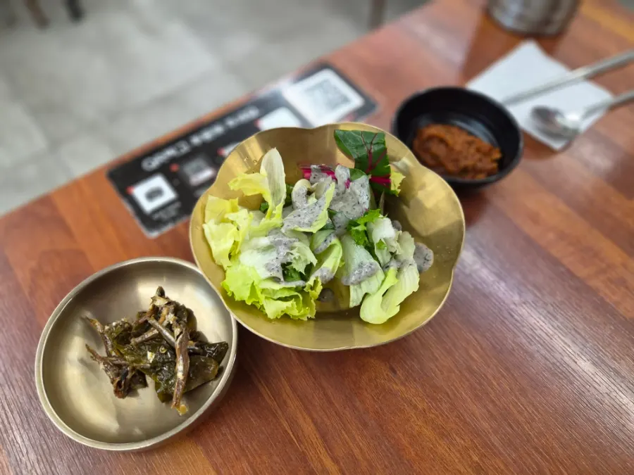 Salad with sesame dressing