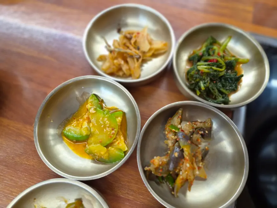 Seasoned vegetable and pickle side dishes