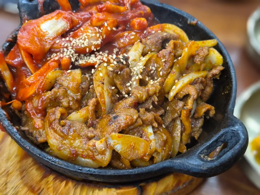Stir-fried pork and squid in one bowl