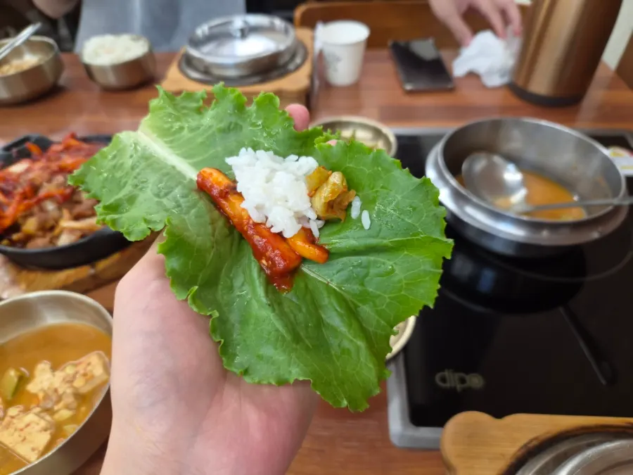 Self-service wrap vegetables and gang doenjang wraps