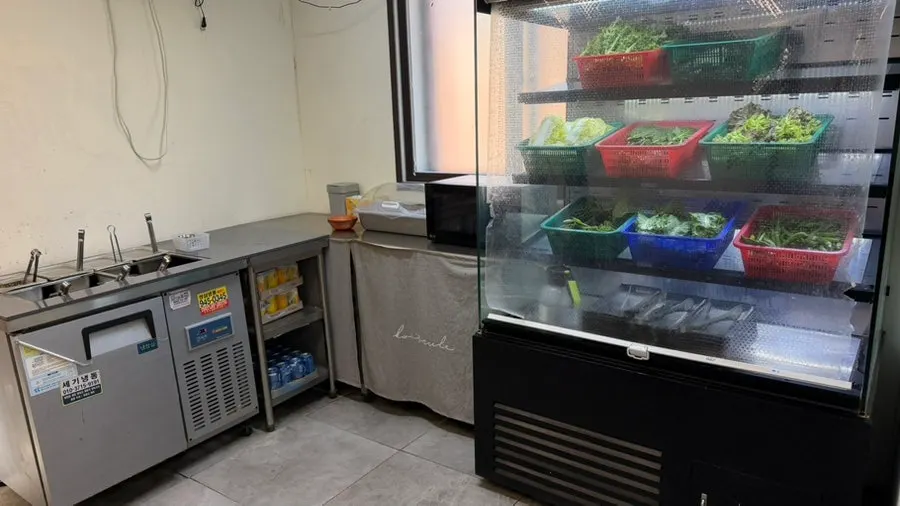 Self-serve bar corner at Deulkkot Ssambap