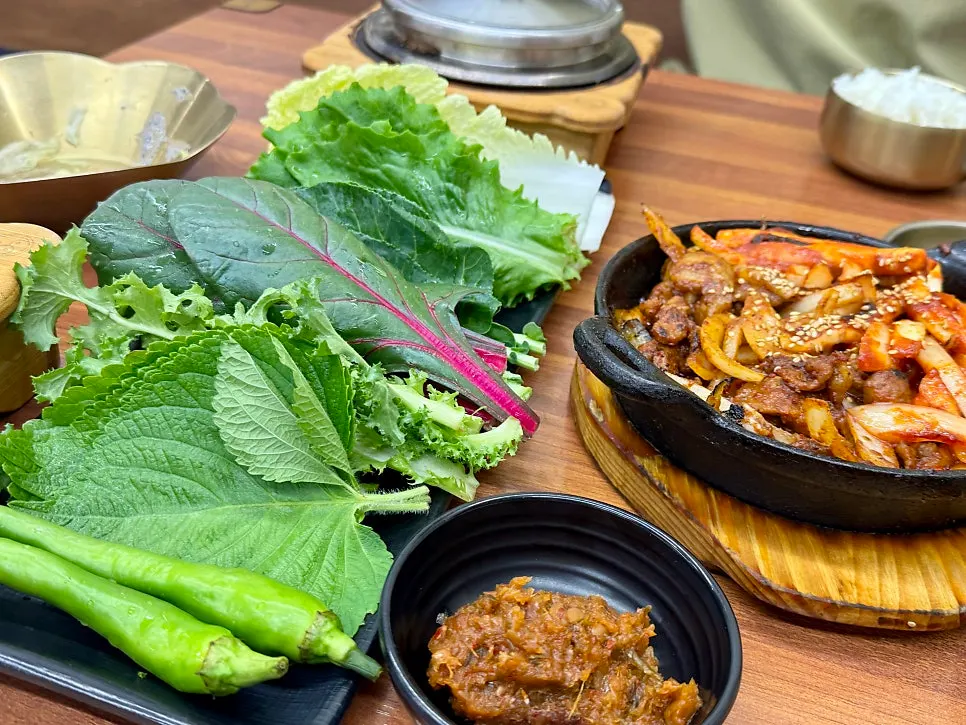 쌈채소와 볶음 요리가 어우러진 한 상