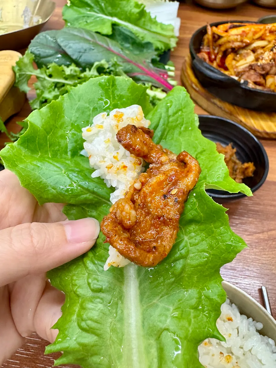 솥밥에 반찬 올린 한 숟갈