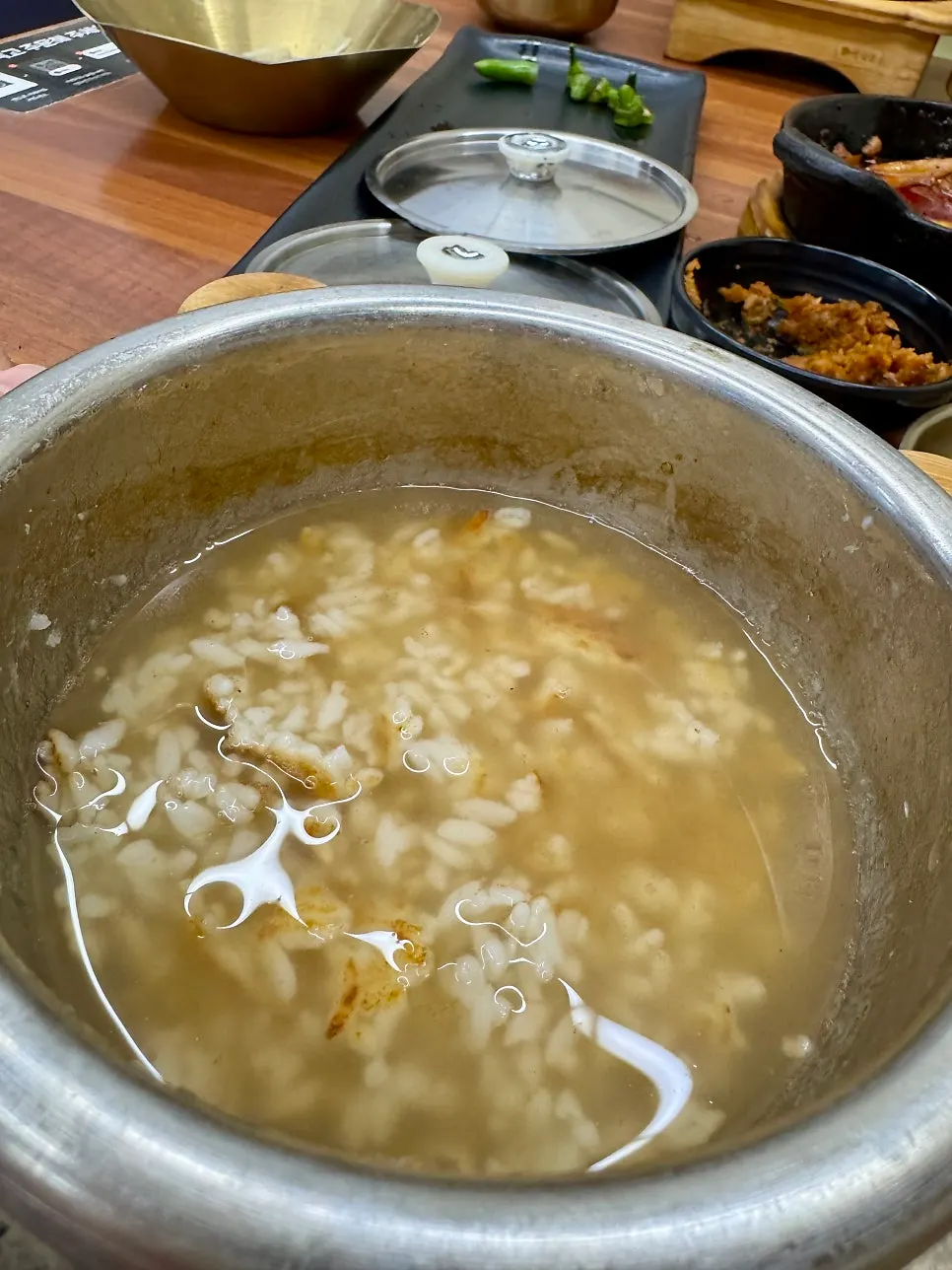 반찬과 쌈채소가 가득한 식사 마무리