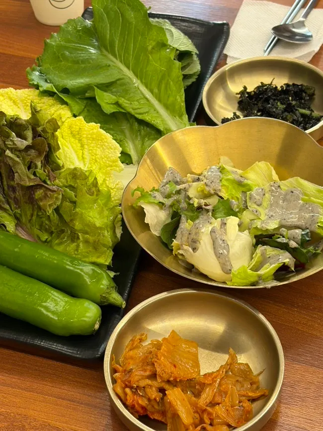 Full ssambap spread at Simhaksan Deulkkot Ssambap in Paju