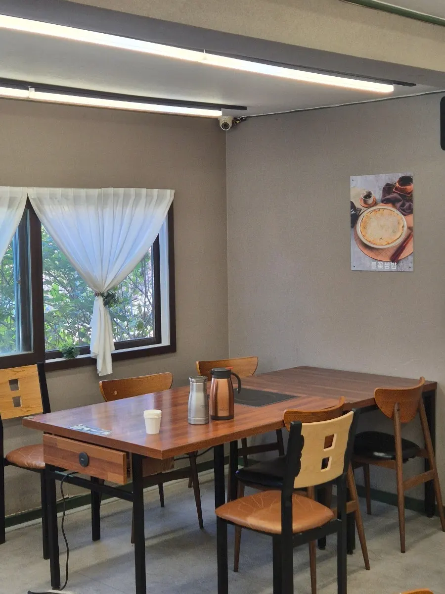 Spacious dining hall with group seating at Deulkkot Ssambap