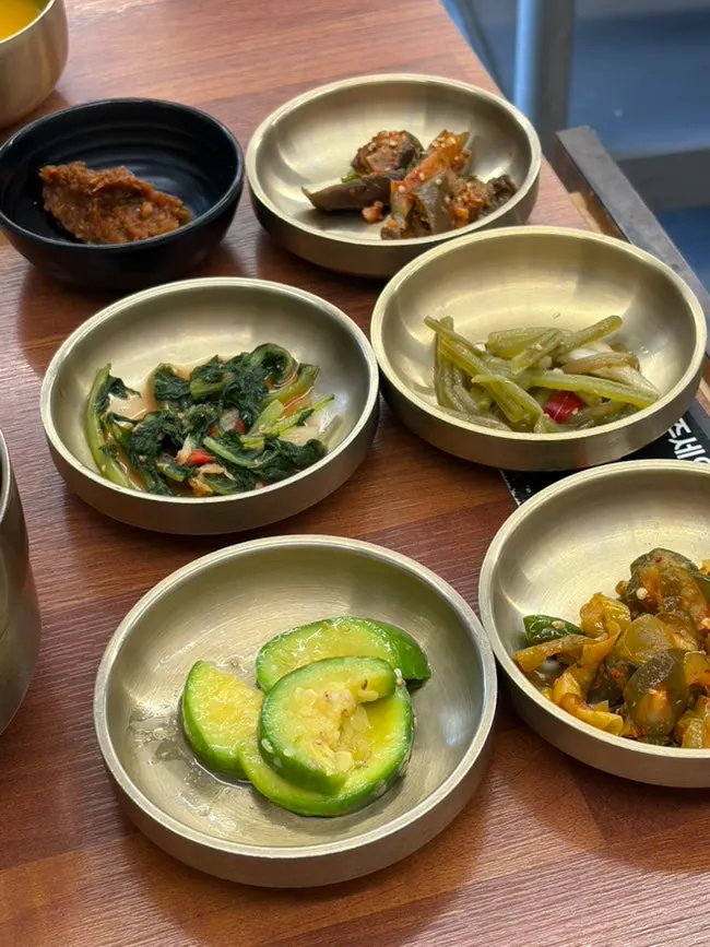 Side dish spread including zucchini and gangdoenjang