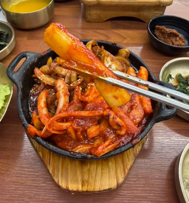 Smoky stir-fried pork and stir-fried squid