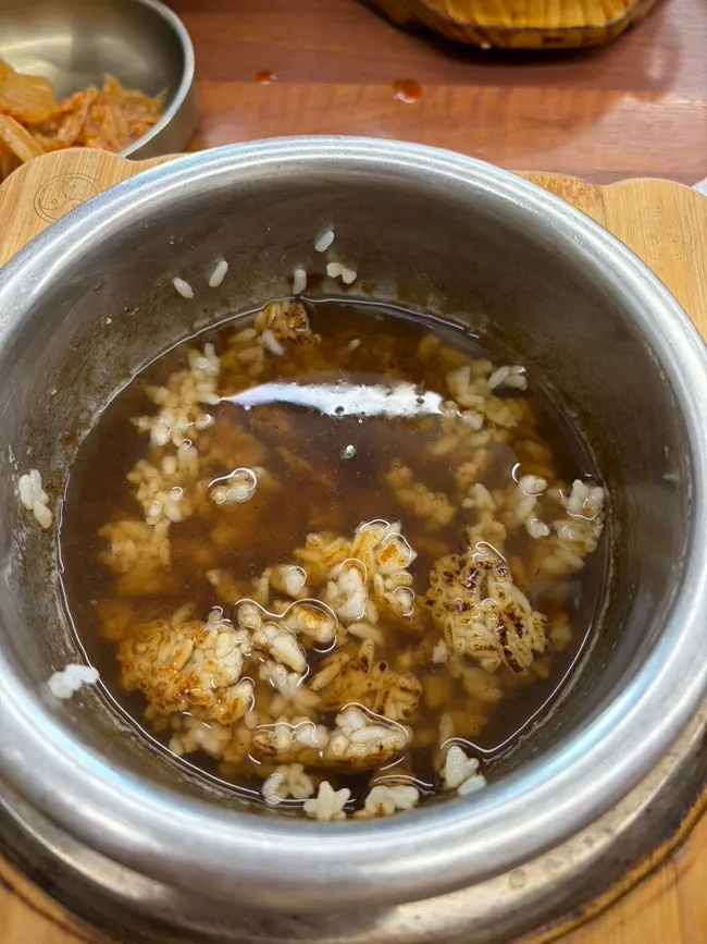 A bowl of sticky stone-pot rice