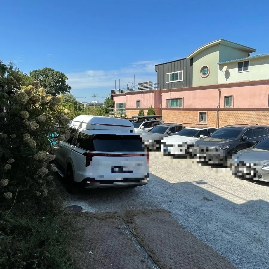 Parking lot in front of Deulkkot Ssambap completely full of cars