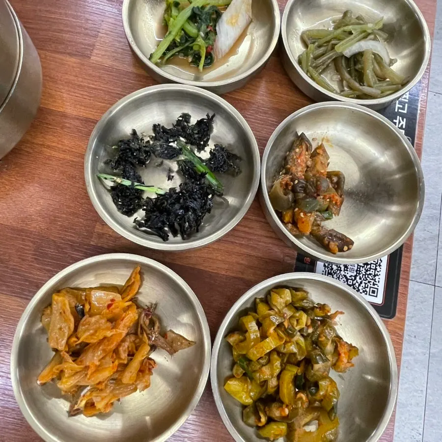 Spread of side dishes at Deulkkot Ssambap