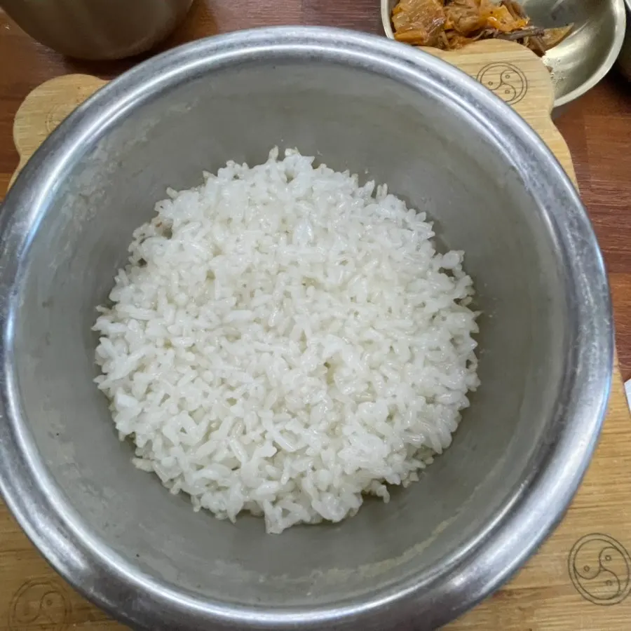Stone-pot rice served with the Deulkkot Ssambap set