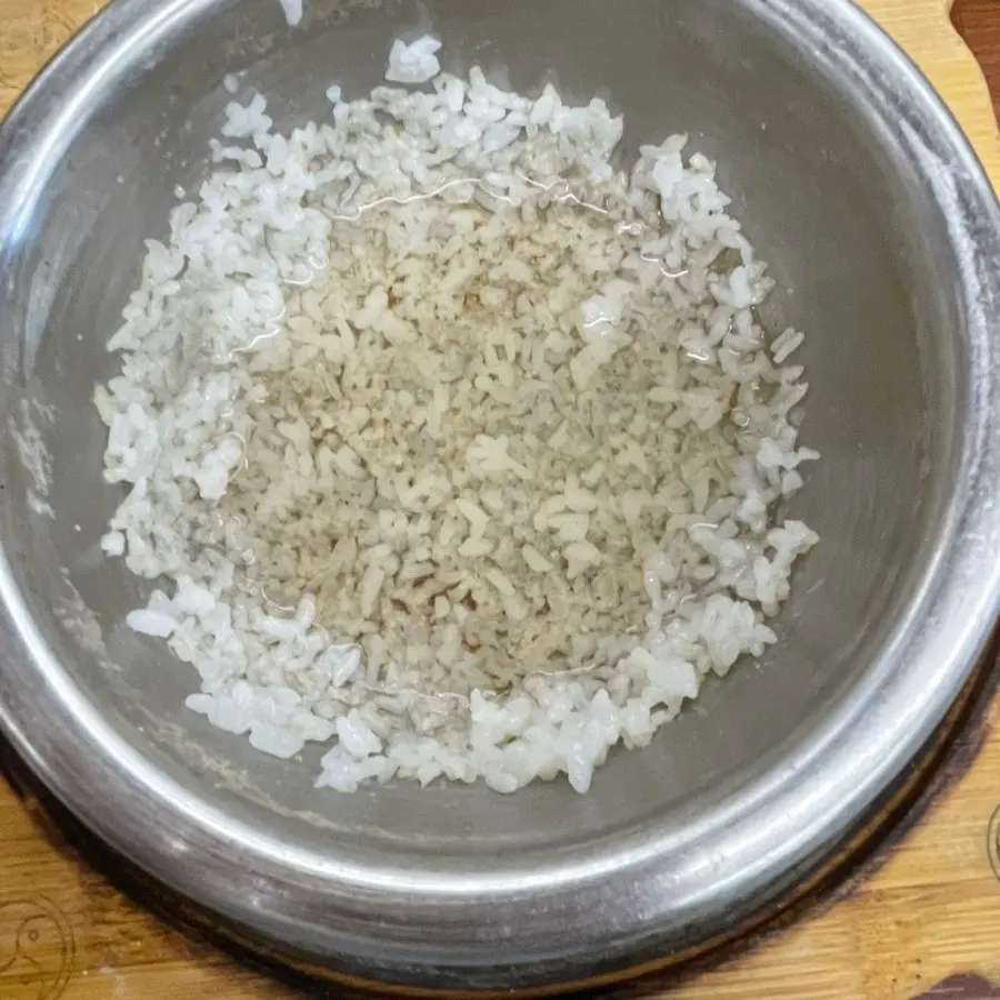 Rice bowl after serving out the stone-pot rice, with nurungji being prepared
