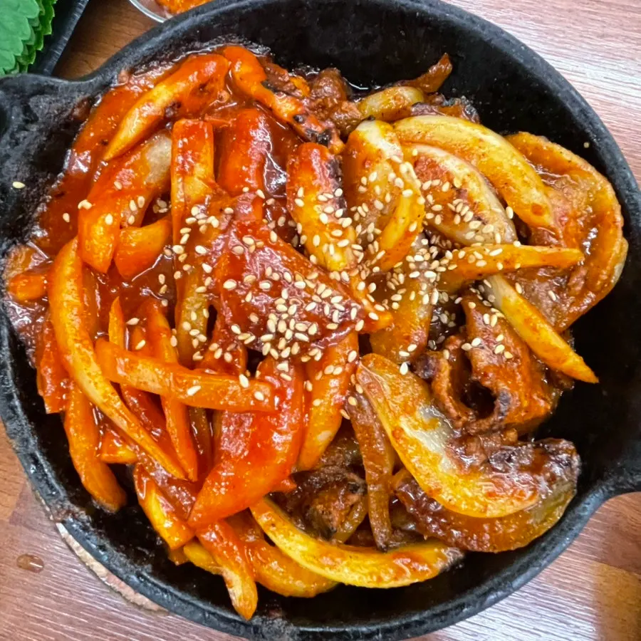 Stir-fried squid and stir-fried pork served with the deuljeongsik