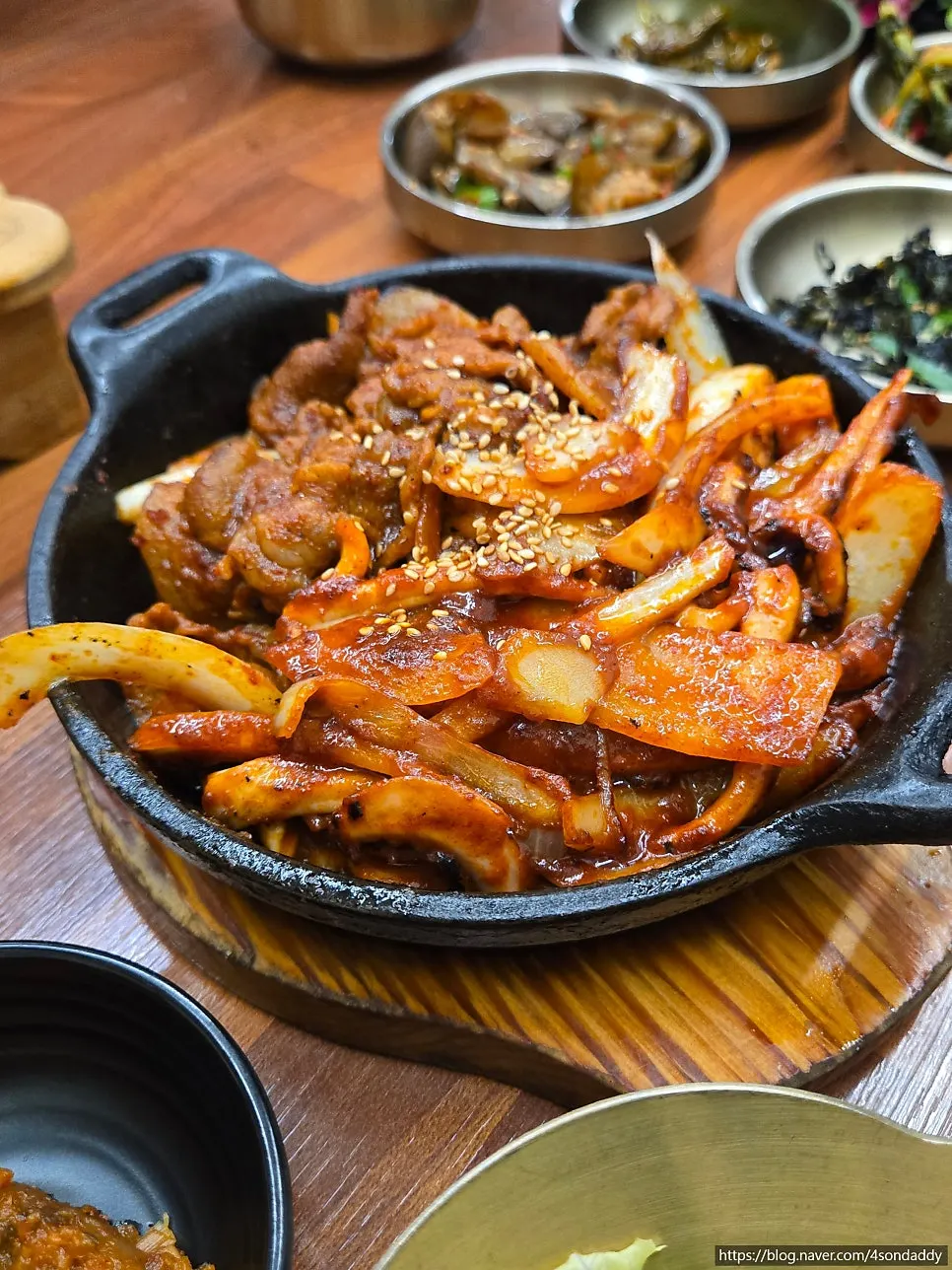 Stir-fried pork and squid served half-and-half on a hot plate