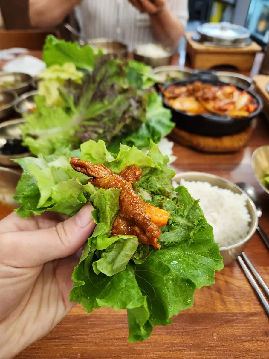 쌈에 올린 제육볶음과 오징어볶음