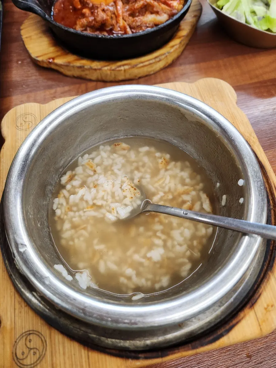 완성된 고소한 돌솥 누룽지