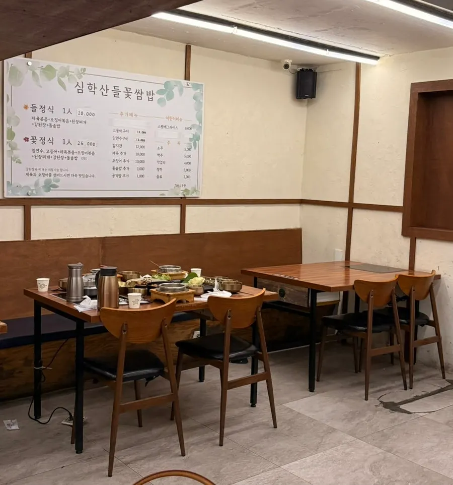 테이블 간격이 넉넉한 쌈밥집 매장 내부