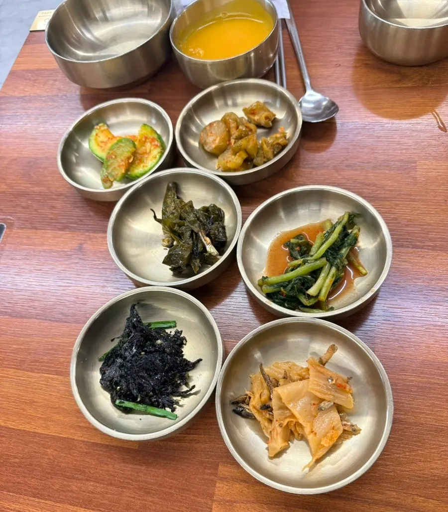 종류가 다양한 밑반찬 한 상