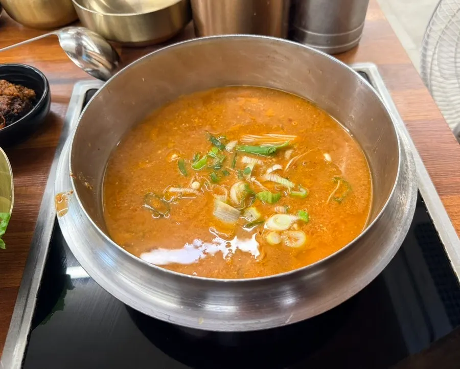 테이블 인덕션에 올린 된장찌개