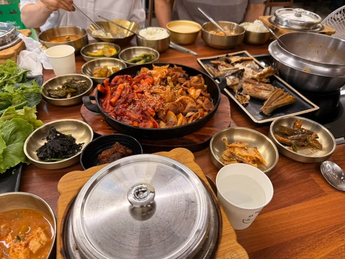 쌈채소와 반찬이 차려진 쌈밥 정식 상차림