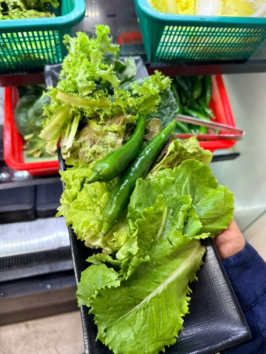접시에 담아온 쌈채소