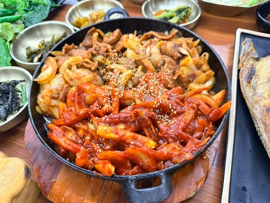 제육볶음과 오징어볶음, 돌솥밥