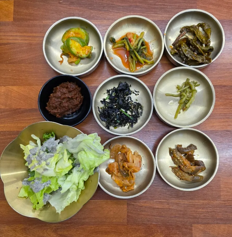 Various basic banchan served with the deul-jeongsik