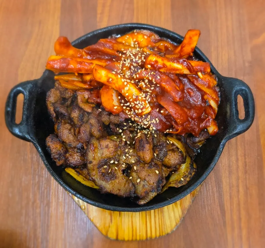 Stir-fried pork and stir-fried squid, the mains of the deul-jeongsik