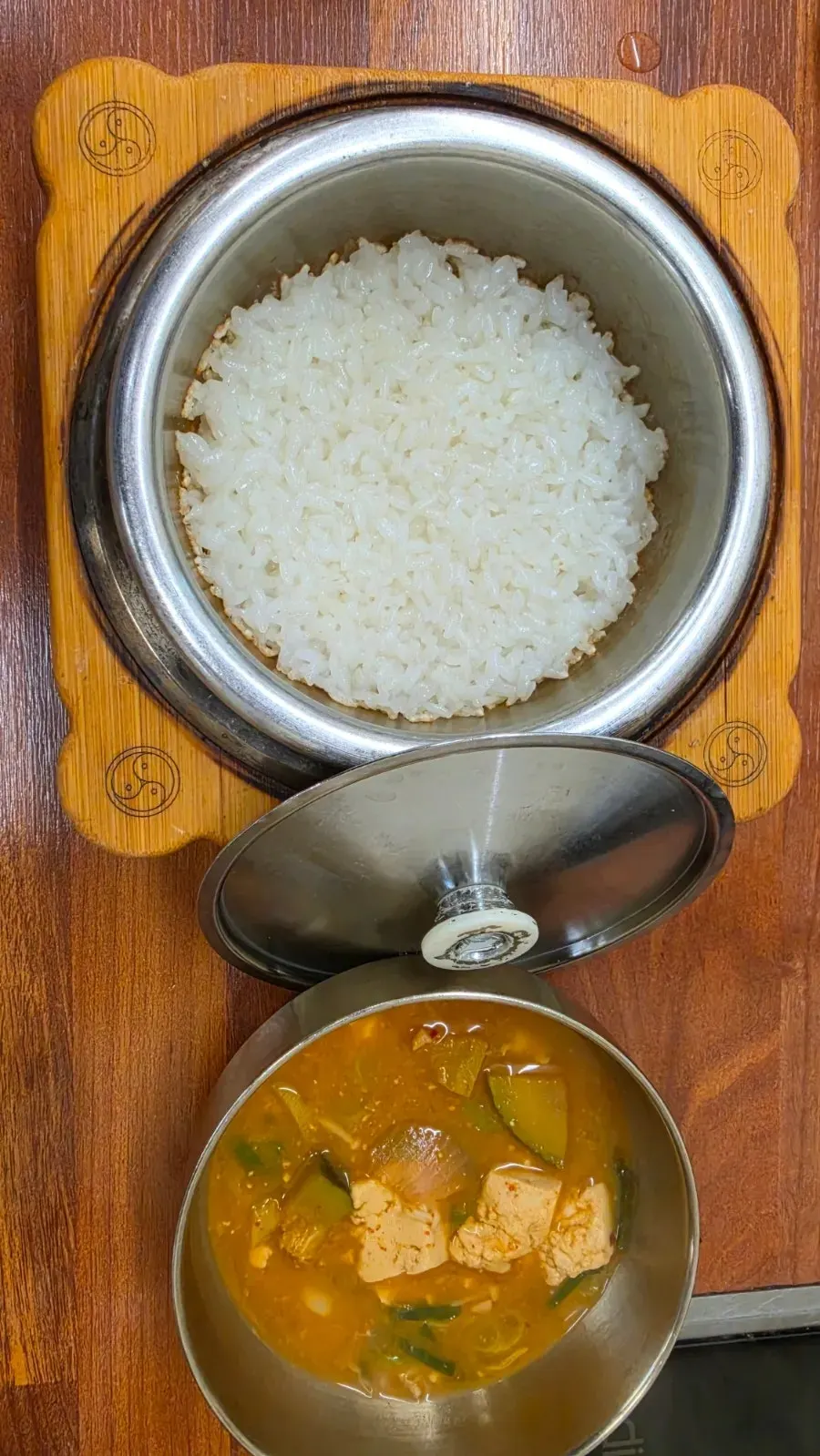 Stone-pot rice served with the deul-jeongsik