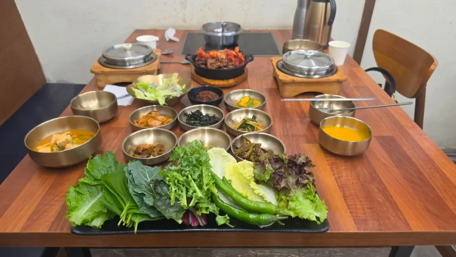 Full spread of the deul-jeongsik set for two at Deulkkot Ssambap