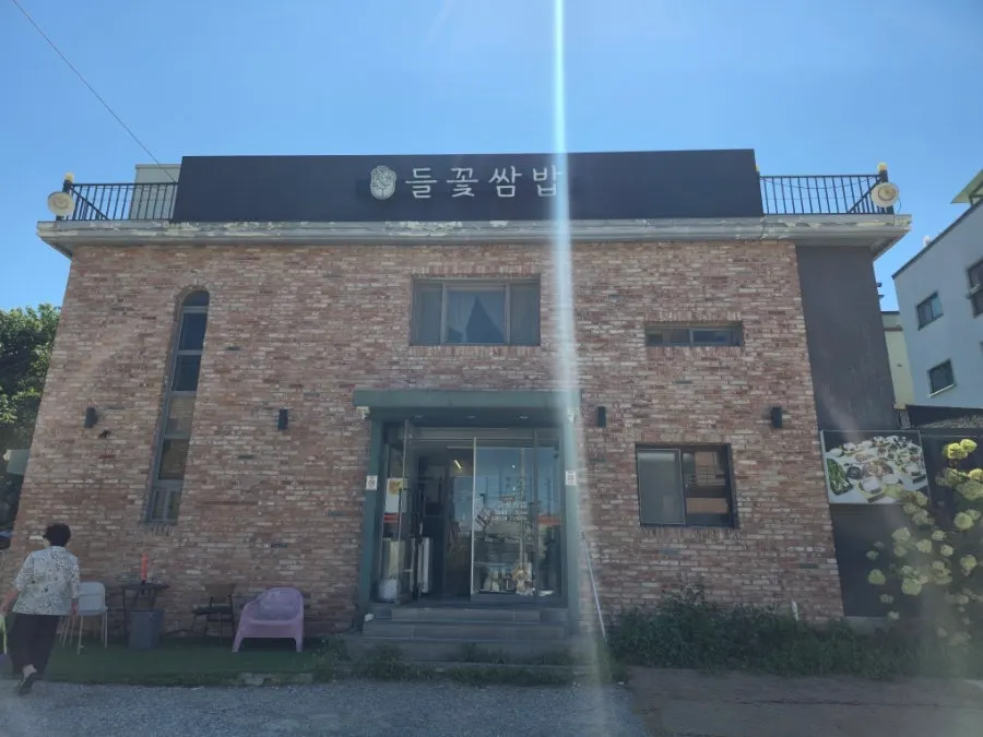 Exterior of Simhaksan Deulkkot Ssambap in Paju