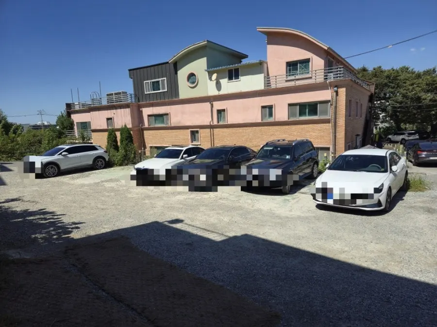 Parking space in front of Deulkkot Ssambap