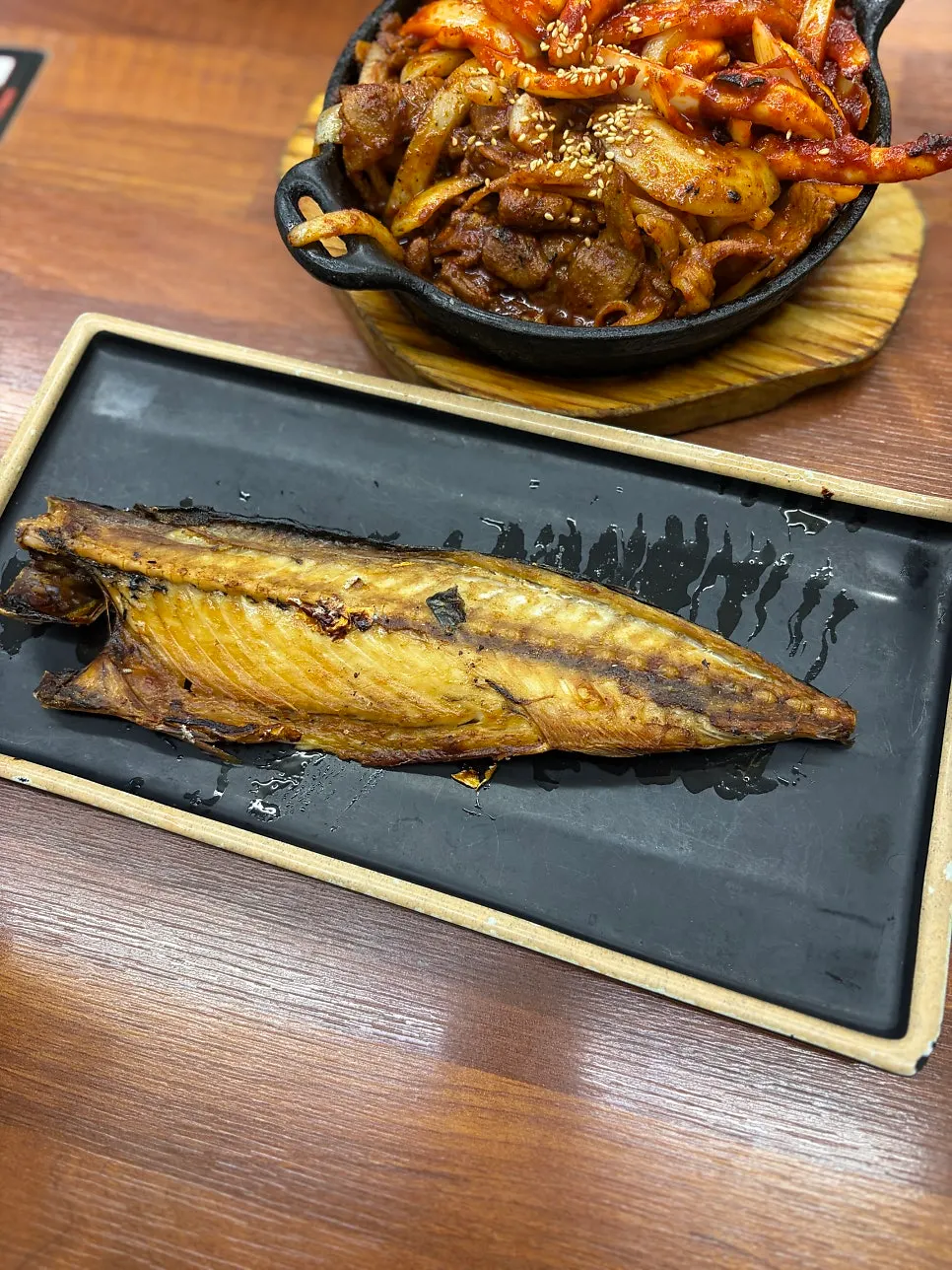 제육볶음과 오징어볶음이 오른 정식 한 상