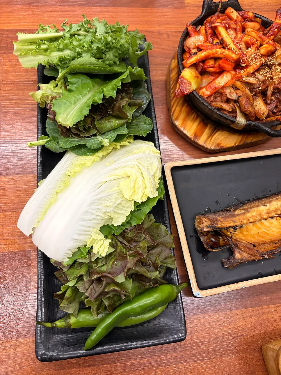 종류별로 담아온 쌈채소 접시