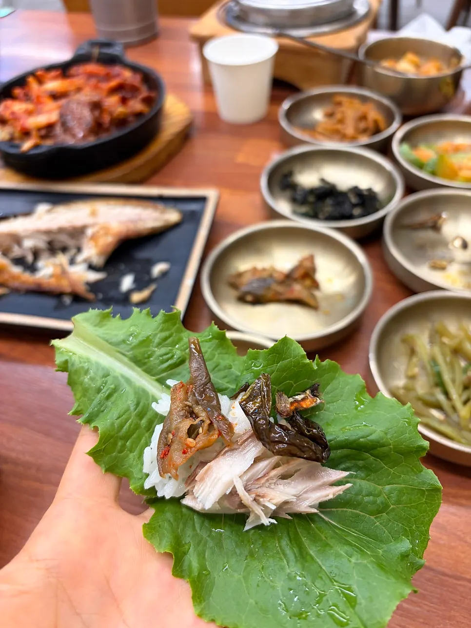 쌈에 제육볶음을 올린 모습