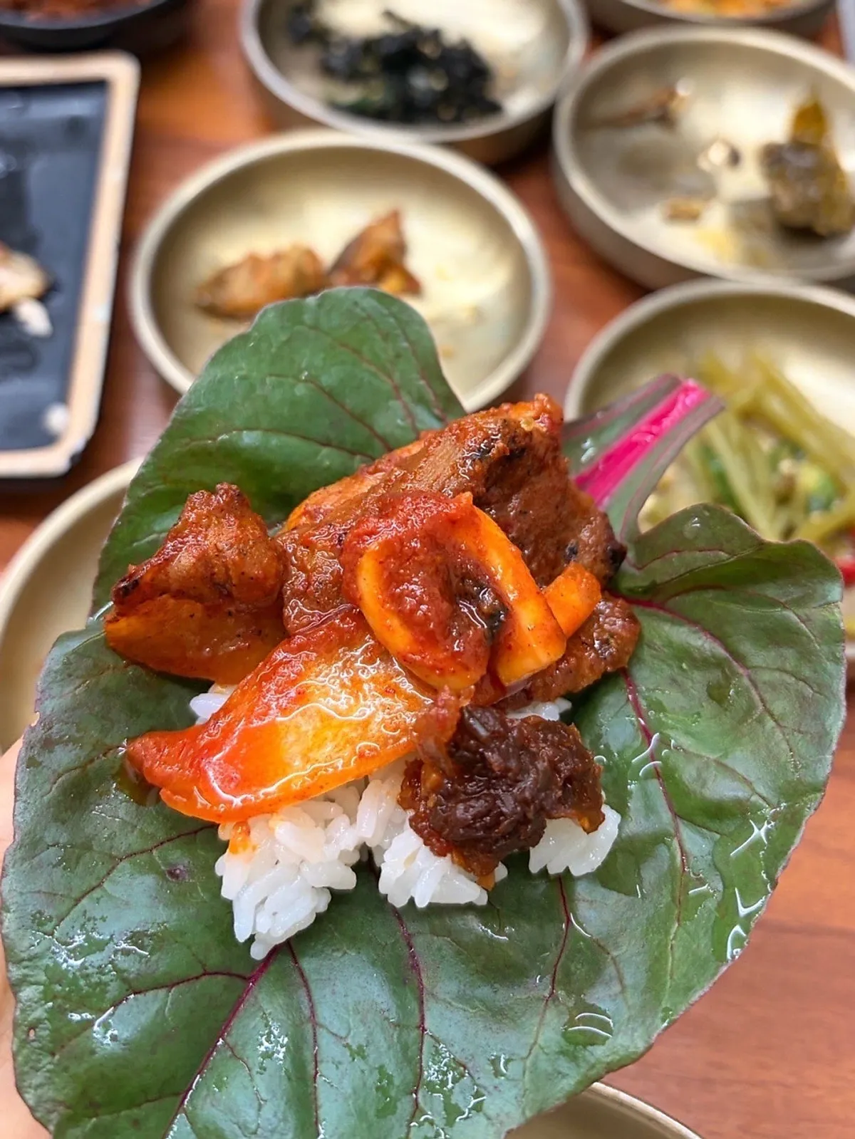 제육과 오징어를 함께 싼 배추쌈