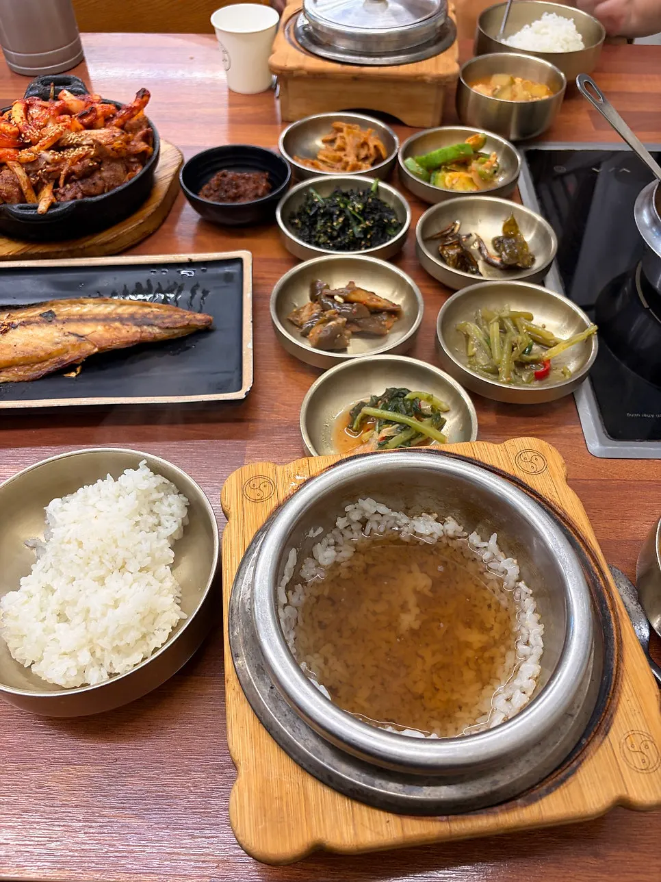 돌솥밥에 물을 부어 만든 숭늉