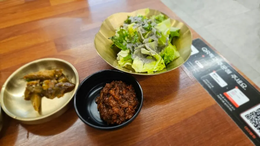 Gangdoenjang and wrap greens at Deulkkot Ssambap